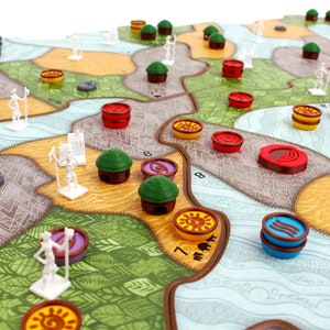 Könnte beinhalten: Eine Nahaufnahme eines Brettspiels mit bunten Spielsteinen und Figuren. Das Spielbrett zeigt eine Karte mit Flüssen, Wäldern und Bergen. Die Spielsteine sind aus Plastik und haben verschiedene Formen und Farben. Die Spielfiguren sind aus Holz und haben unterschiedliche Designs.