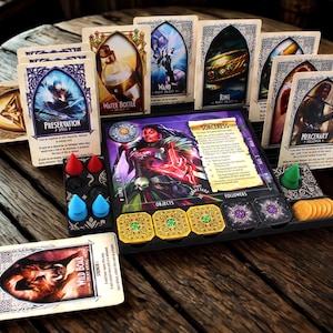 Può includere: Un'impostazione di gioco da tavolo su un tavolo di legno, con carte illustrate, un tabellone e pedine. Le carte presentano illustrazioni fantasy e testo, tra cui "Preservation" e "Water Bottle". Sono visibili pedine rosse e blu.