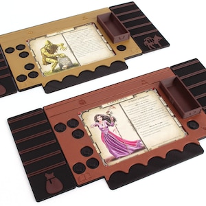 Pu&ograve; includere: Due tavoli da gioco marroni e neri con un vassoio marrone, una borsa marrone e una figura di animale marrone. I tavoli hanno uno slot per carte e uno spazio per una carta. Gli slot per carte hanno una carta con un'immagine di un mostro e una strega. Il testo sulle carte recita "Goblin" e "Clobberella".