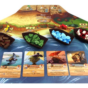 Puede incluir: Un juego de mesa con piezas de juego coloridas, cartas y un tablero de juego con una ilustración de dibujos animados de una escena de playa. El tablero de juego tiene el texto "DUNY" y "Vezmisi, jehož podminky splňujek." Las cartas tienen texto en checo.