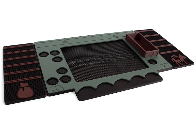 Pu&ograve; includere: Un tappetino da gioco verde e nero con la parola "remarkable" stampata su di esso. Il tappetino ha una variet&agrave; di scomparti e slot per pezzi di gioco e carte.