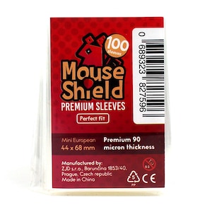 Könnte beinhalten: Eine Packung Mouse Shield Premium Sleeves für Mini-European-Karten. Die rote Verpackung zeigt den Markennamen, ein Maus-Logo und den Text "100 sleeves". Die Sleeves messen 44 x 68 mm und sind 90 Mikron dick.