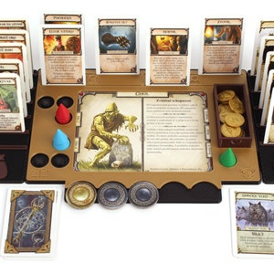 Pu&ograve; includere: Un gioco da tavolo pronto per essere giocato con carte, gettoni e un tabellone di gioco con un ghoul. Il tabellone di gioco &egrave; marrone con un bordo nero. Le carte sono bianche con testo nero e immagini. I gettoni sono rossi, blu e verdi. Il tabellone di gioco ha una casella di testo con la parola "Ghoul" e il testo "Z&aacute;kladn&iacute; schopnosti".