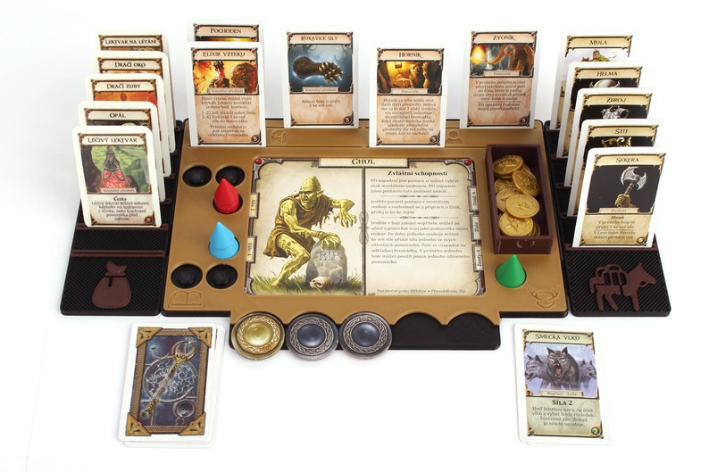 Pu&ograve; includere: Un gioco da tavolo pronto per essere giocato con carte, gettoni e un tabellone di gioco con un ghoul. Il tabellone di gioco &egrave; marrone con un bordo nero. Le carte sono bianche con testo nero e immagini. I gettoni sono rossi, blu e verdi. Il tabellone di gioco ha una casella di testo con la parola "Ghoul" e il testo "Z&aacute;kladn&iacute; schopnosti".