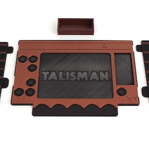 Pu&ograve; includere: Un tabellone da gioco marrone e nero con la parola "Talisman" stampata su di esso. Il tabellone &egrave; diviso in sezioni con diverse icone, tra cui una borsa di denaro, un libro e un cavallo con una sella. Il tabellone &egrave; realizzato con un materiale spesso e resistente ed &egrave; progettato per essere utilizzato a lungo.