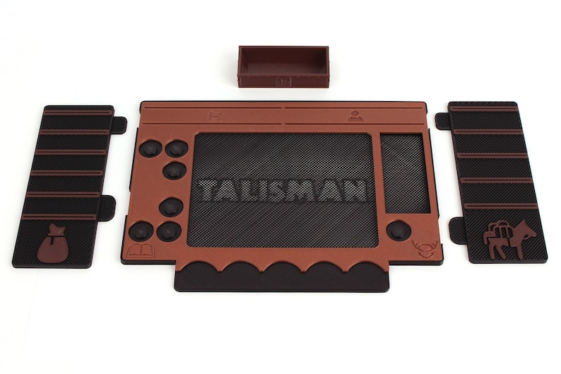 Pu&ograve; includere: Un tabellone da gioco marrone e nero con la parola "Talisman" stampata su di esso. Il tabellone &egrave; diviso in sezioni con diverse icone, tra cui una borsa di denaro, un libro e un cavallo con una sella. Il tabellone &egrave; realizzato con un materiale spesso e resistente ed &egrave; progettato per essere utilizzato a lungo.