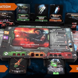 Puede incluir: Un conjunto de componentes de juego de mesa para "Nemesis: Retaliation". El tablero central presenta un gráfico de "Heavy Gun Operator". Incluye cartas, accesorios 3D y un cinturón táctico. El título del juego se muestra en la parte superior.