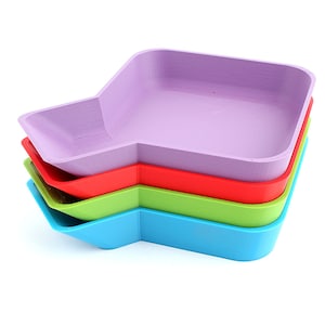 Peut inclure: Quatre plateaux en plastique empilés les uns sur les autres. Les plateaux sont de couleurs différentes : violet, rouge, vert et bleu.
