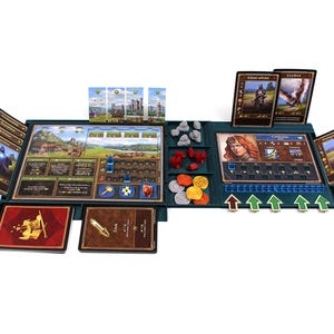 以下が含まれることがあります： ティール色のゲーム盤、カード、ゲームピースを備えたボードゲームセット。ゲーム盤には、建物と川のある風景のイラストが描かれています。カードにはキャラクターやシンボルの画像があります。さまざまなゲームピースは赤、グレー、ゴールドです。