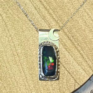Colgante de media luna de plata esterlina con ópalo negro etíope, regalo de cumpleaños gótico, regalo del día de la madre, collar whimsigoth, cottagecore oscuro, wiccan