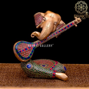 Abstrakte Ganesha-Statue aus Messing mit Steinarbeiten, 25 cm moderne Ganesh-Skulptur mit Veena, musikalisches abstraktes Ganpati-Idol für Wohnkultur