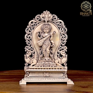 Petite statue de Saraswati, 21 cm Petite Idole de Maa Saraswati en marbre poudré effet ivoire. Déesse hindoue des arts, de la musique et de la connaissance