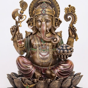 Posąg Ganesha, połączony brązowy posąg Lorda Ganesha na lotosie, Ganapati, Vinayaka. Hinduski bóg słonia i prezent na szczęście na nowe początki.