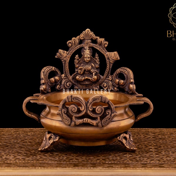 Petite urli en laiton avec idole lakshmi, 20 cm urli en laiton avec statue Maa Laxmi, bol d'art traditionnel en laiton, pot diya pour bougies flottantes