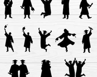 Puede incluir: Colección de imágenes de siluetas negras de graduados con birretes y togas. Algunas figuras sostienen diplomas, saltan o celebran. Las imágenes están sobre un fondo blanco con vetas de madera, ideal para proyectos temáticos de graduación.