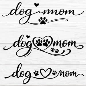 Puede incluir: Diseños de texto negro en cursiva sobre un fondo blanco con vetas de madera. Los diseños dicen "dog mom" con huellas de patas y corazones. Adecuado para diversas manualidades y regalos con temática de perros.