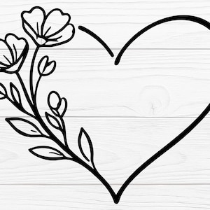 Könnte beinhalten: Schwarze Strichzeichnung eines Herzens mit floralem Design. Zwei Blüten und Blätter befinden sich auf der linken Seite des Herzens. Der Hintergrund ist eine weiße Holzmaserung.