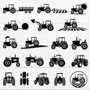 Op de afbeelding: Een verzameling zwarte tractorsilhouetten in verschillende ontwerpen. Sommige tractoren trekken aanhangers, ploegen of andere landbouwmachines. De tractoren staan tegen een witte achtergrond met houtnerf.