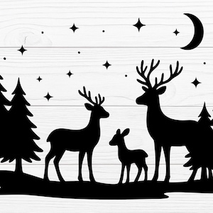 Könnte beinhalten: Schwarze Silhouette einer Hirschfamilie mit Mond und Sternen. Das Bild zeigt zwei erwachsene Hirsche, ein Jungtier, Tannenbäume und Sterne. Das Design ist vor einem weißen Holzhintergrund angeordnet.