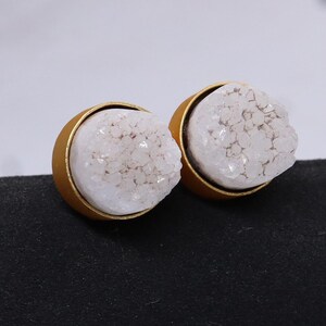 Druzy di zucchero naturale bianco, orecchini con pietre preziose naturali, orecchini con pietre preziose Druzy, orecchini a bottone, orecchini placcati in oro, orecchini push back