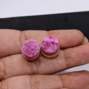 Pietra preziosa rosa Druzy, orecchini con pietre preziose, orecchini placcati in oro, orecchini a bottone, gioielli fatti a mano, regalo per lei, pietra preziosa naturale Druzy di zucchero