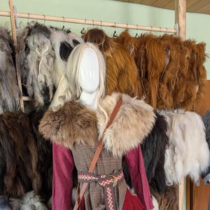 Futrzany kołnierz na ramię LARP średniowieczny kostium z owczej skóry wiking berserker tarczowniczka futrzana peleryna