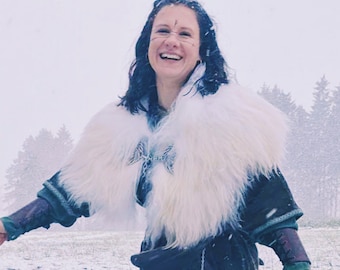 white shoulder fur with chain silver or bronze Heidschnucke Vikings Larp Middle Ages Shieldmaiden Völva Wedding Viking Oracle Cape