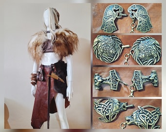 weiß braunes Schulterfell mit Bronze Silber Verschluss Heidschnucke Vikings Wikinger Ragnar Larp Mittelalter Rücken Fell Kleidung Kostüm