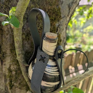 Steinzeugflasche Lederhalter Kugelflasche LARP Mittelalter Trankflasche Kostüm Kräuterkunde - ein besonderes Geschenk