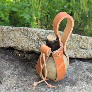 Steinzeugflasche Lederhalter Kugelflasche LARP Mittelalter Trankflasche Kostüm Kräuterkunde - ein besonderes Geschenk