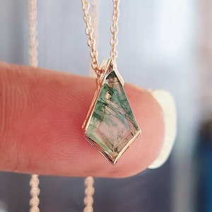 Peut inclure: Un collier en or délicat avec un pendentif en agate vert et blanc en forme de diamant.