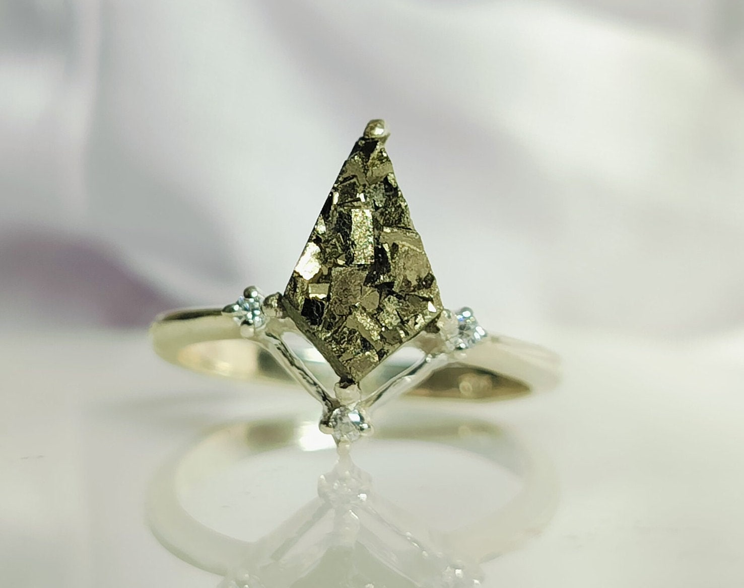 ハンドメイドカイトパイライトリング：原石、925スターリングシルバー