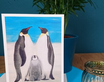 以下が含まれることがあります： 3羽のペンギンが描かれた水彩画のグリーティングカード。2羽の成鳥のペンギンが並んで向き合って立ち、その間に小さなペンギンが立っています。