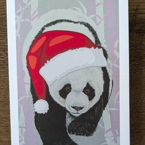Een kerstkaart met een stoere panda met kerstmuts
