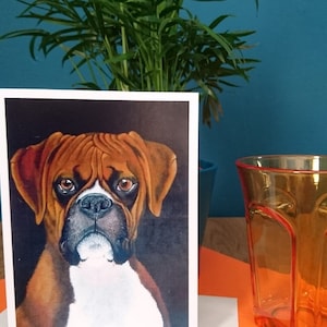 Leuke wenskaart met een hoopvol kijkende boxer hond
