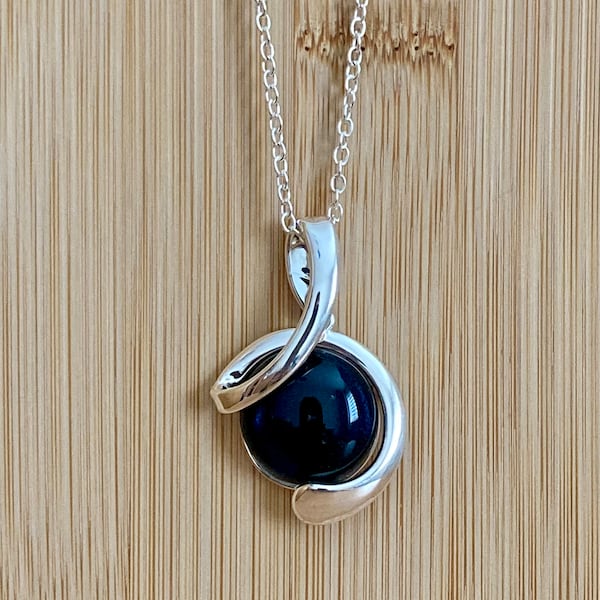 Shimmering navy blue twist pendant