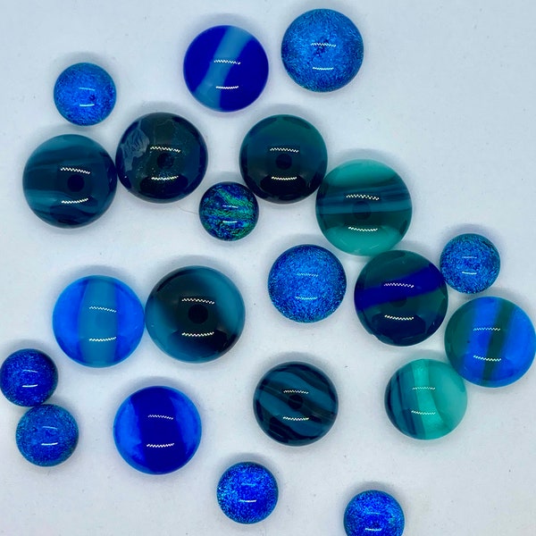 Cabochons bleus en verre fusionné