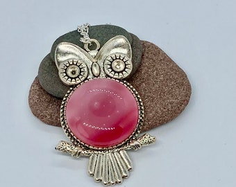 Streaky pink fused glass owl pendant (Twoo)