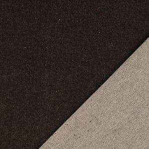 Könnte beinhalten: Diagonale Teilung eines Bildes mit zwei Stoffmustern. Eine Seite zeigt einen dunklen, fast schwarzen, strukturierten Denim. Die andere Seite zeigt einen helleren, beigefarbenen Denim, der einen Kontrast in Farbe und Textur bietet.
