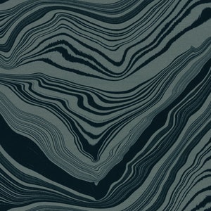 Könnte beinhalten: Abstrakte digitale Kunst mit einem wirbelnden Muster aus dunkelblauen und hellgrauen Linien.