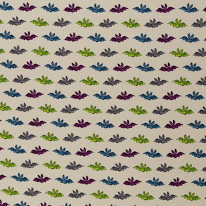 Könnte beinhalten: Ein nahtloses Muster aus Fledermäusen in verschiedenen Farben, darunter Lila, Grün und Blau, auf weißem Hintergrund. Die Fledermäuse sind in einem sich wiederholenden Muster angeordnet, das ein lustiges und festliches Design erzeugt.