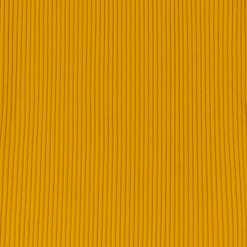 Peut inclure: Un gros plan sur un tissu c&ocirc;tel&eacute; jaune. Le tissu a une texture verticale.
