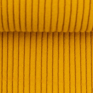 Peut inclure: Gros plan sur un tissu c&ocirc;tel&eacute; jaune. Le tissu a une texture verticale.