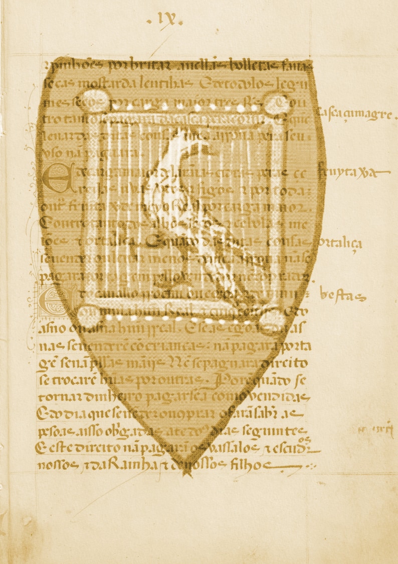 Op de afbeelding: Een pagina uit een antiek manuscript, met een schildvormige illustratie en tekst in sepiatinten. De tekst is in gotische letters en de algehele esthetiek is historisch.