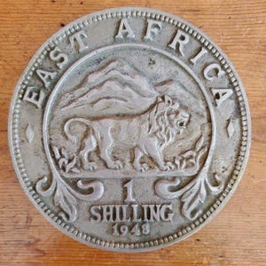 Sottopentola vintage in ferro a 3 gambe, Africa orientale, 1948, 1 scellino, in metallo, 6,5 pollici, prodotto in Giappone.