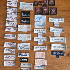 Lotto di etichette vintage per abbigliamento, etichette di marca di stilisti, grandi magazzini, nuove e usate, upcycling, restauro di capi d'abbigliamento, riparazione di abbigliamento vintage.