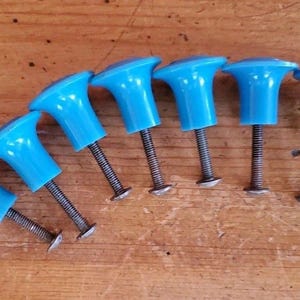 Six Vtg Blue Plastic Kitchen Bathroom Knob Pulls Dresser Or Cabinet 1&quot; Diameter