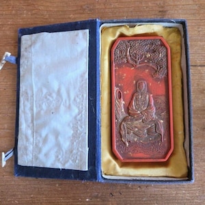 VTG Hu Kaiwen Chinese Rode Rechthoekige Inkt Taart Stick Blok Zittende Boeddha In Originele Doos