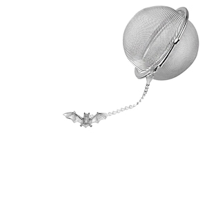 Peut inclure: Une boule à thé en argent en forme de sphère avec un petit charme de chauve-souris attaché à la chaîne.