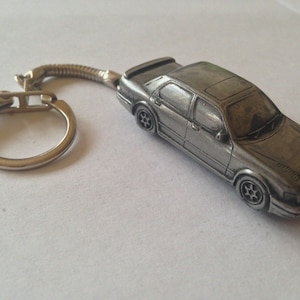 Britische Oldtimer Sierra Sapphire Cosworth ref84 Auto Schlüsselanhänger oder Pin Abzeichen Oldtimer